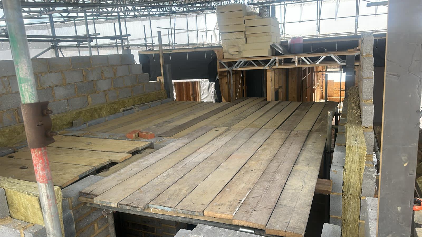 Birdcage scaffolding providing internal access