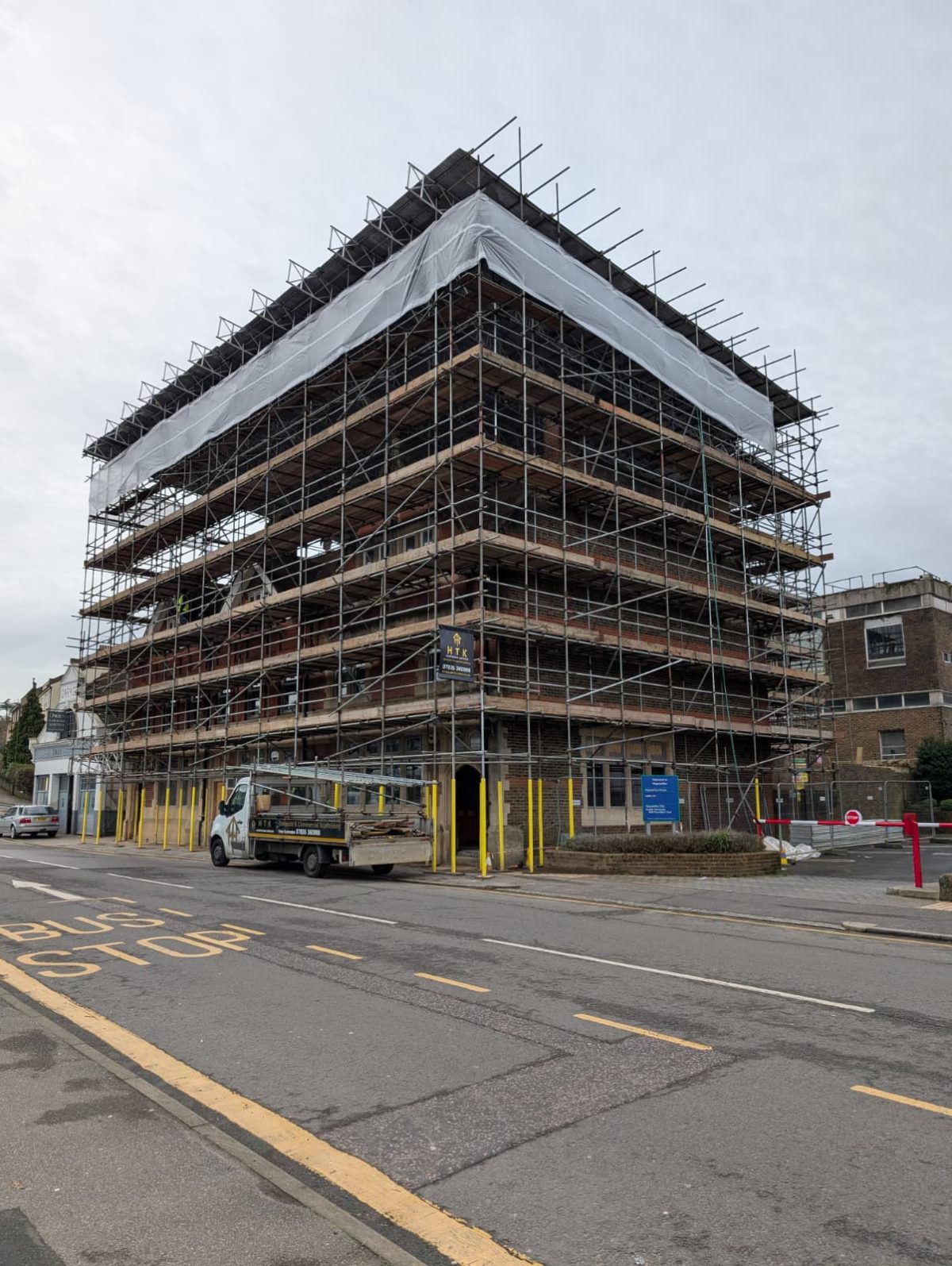 Temporary roof system on a large building