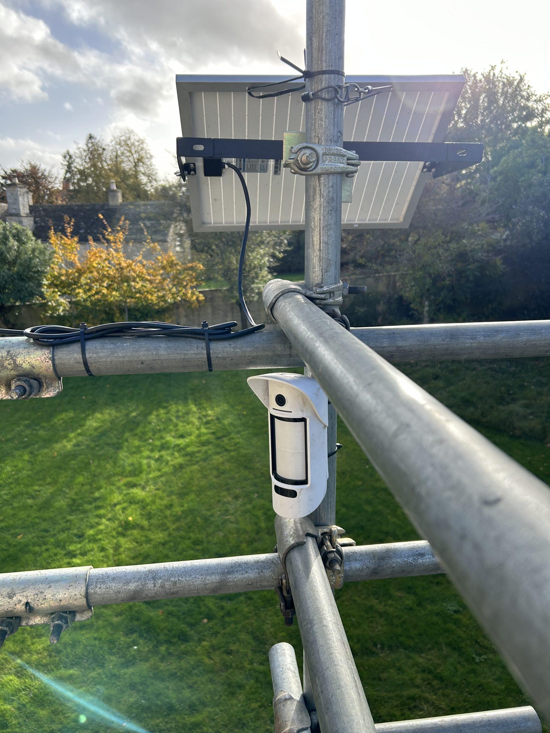 Scaffold alarm fitted to a scaffold