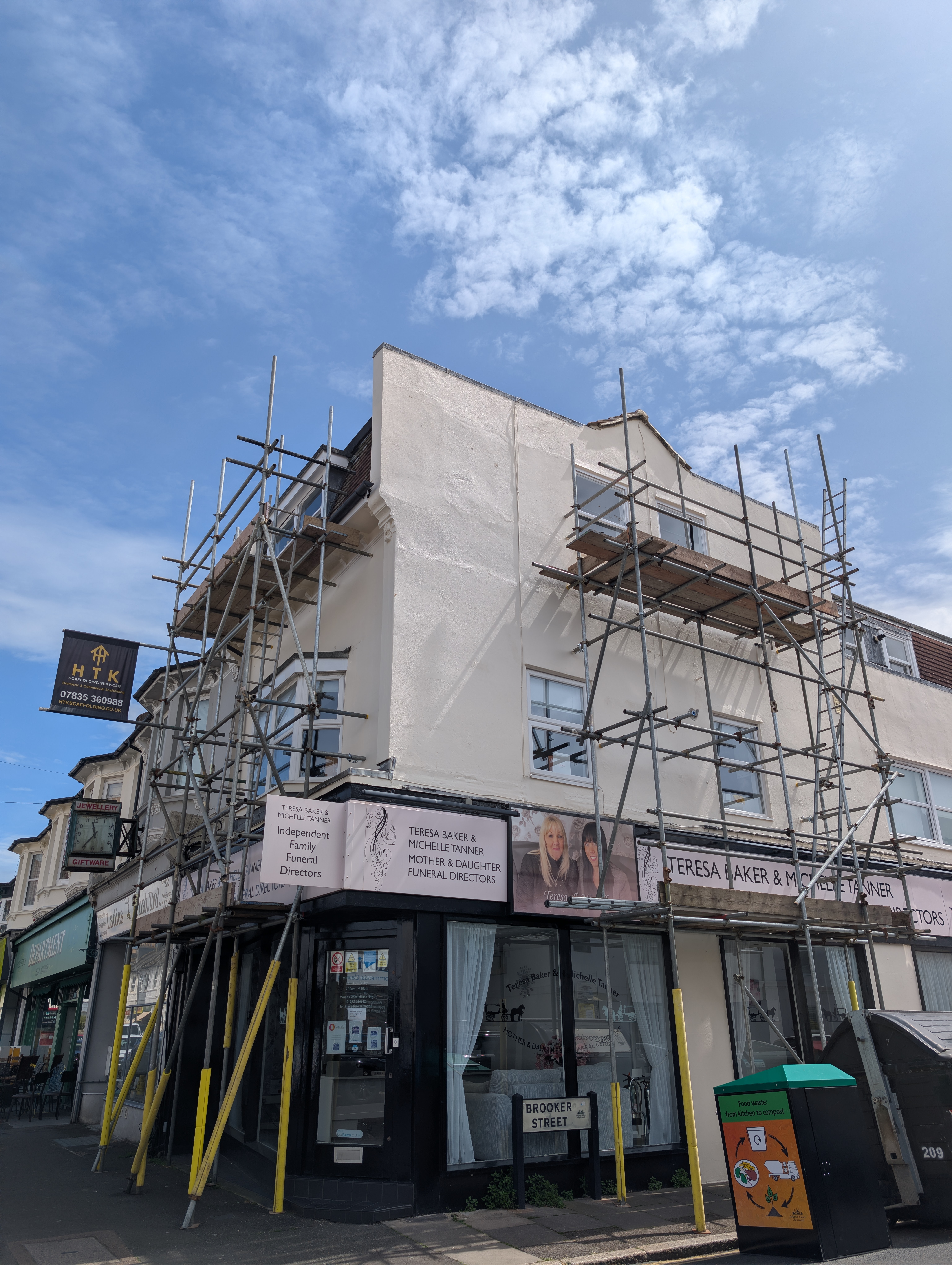 Scaffolding platform access for window fitting